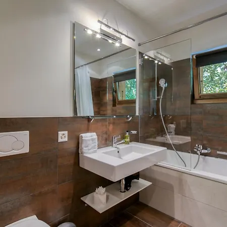 1, Hot Tub And Bbq تشامبري